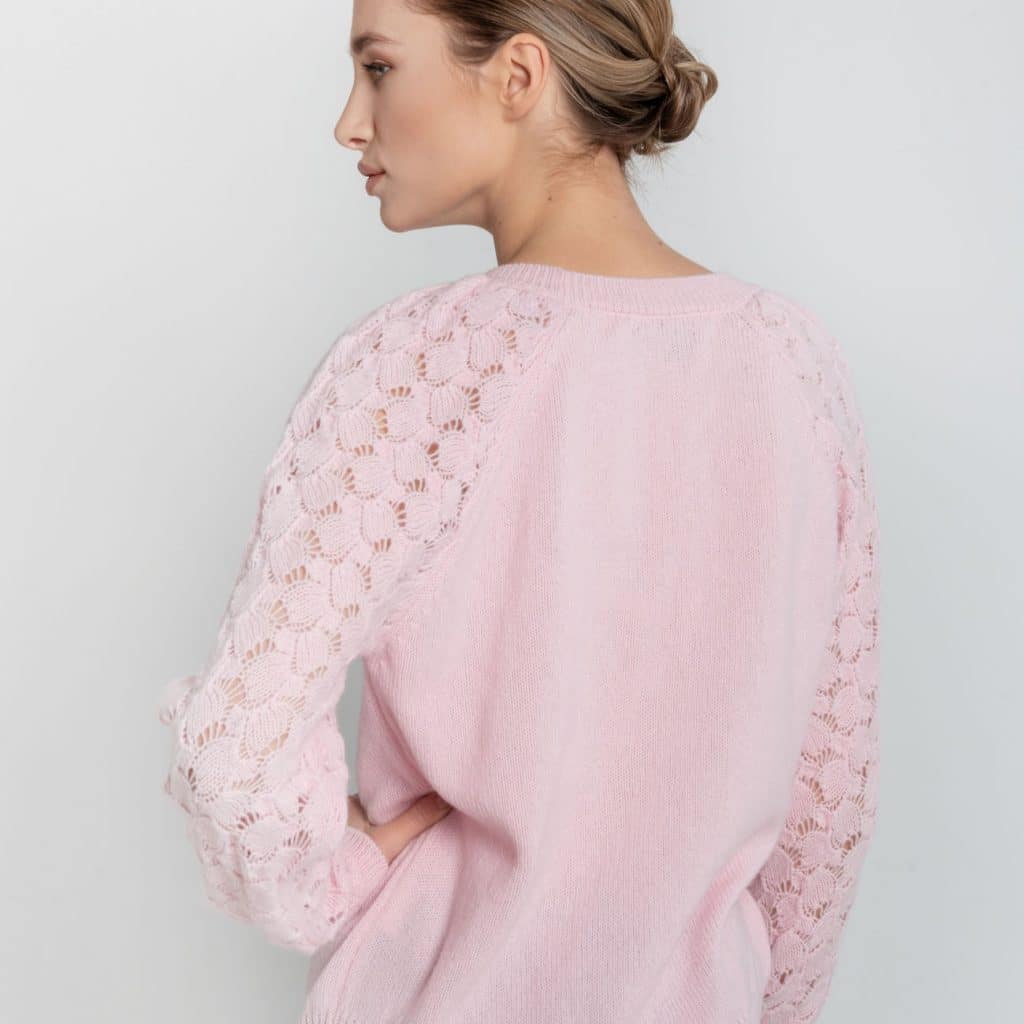 Różowy sweter z merynosa ESSENTIAL No 2 z ażurowymi rękawami - widok z tyłu