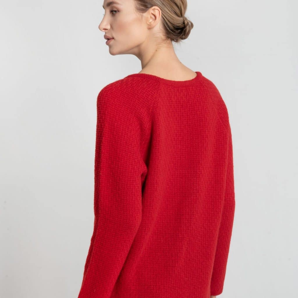 Czerwony sweter z wełny merynosa ESSENTIAL V-NECK No 1 z tyłu