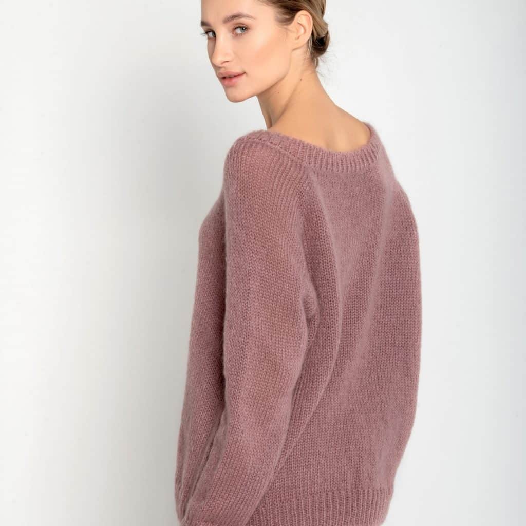 Różowy sweter moherowy ESSENTIAL V-NECK No 2 z tyłu