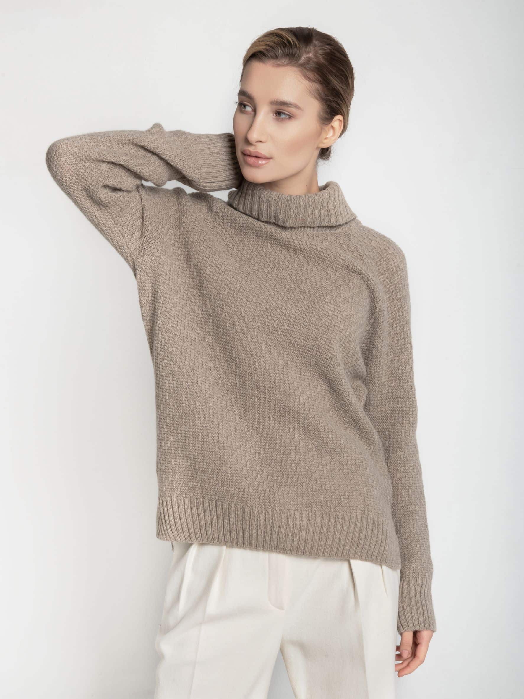 Golf z wełny merynosa - ESSENTIAL No 1 taupe Golf z wełny merynosa ESSENTIAL No 1 taupe zestawiony z białymi spodniami