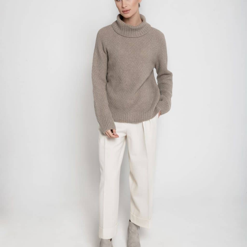 Golf z merynosa w kolorze taupe ESSENTIAL No 1 zestawiony z białymi spodniami i szarymi botkami