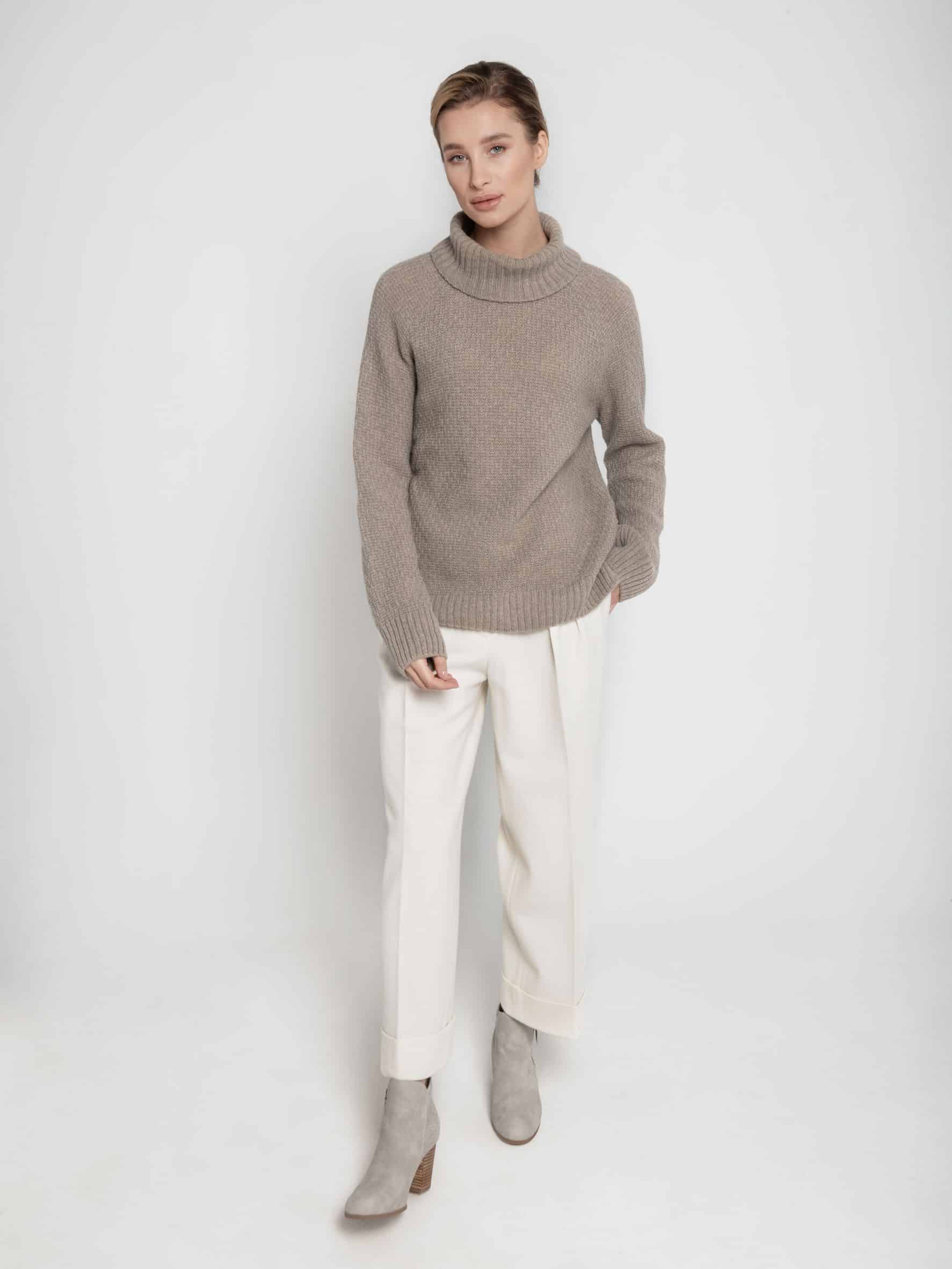 Golf z wełny merynosa - ESSENTIAL No 1 taupe Golf z merynosa w kolorze taupe ESSENTIAL No 1 zestawiony z białymi spodniami i szarymi botkami