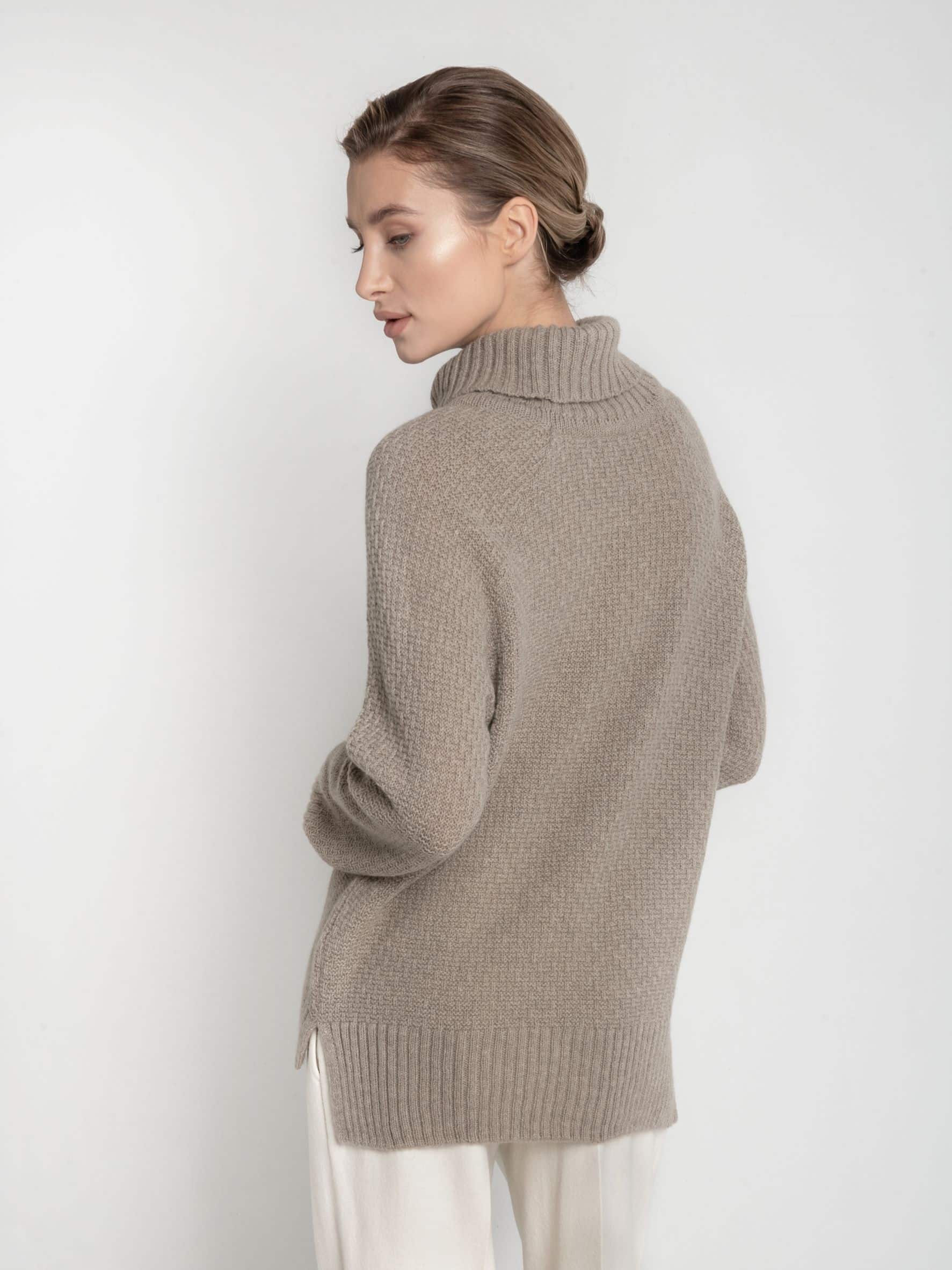Golf z wełny merynosa - ESSENTIAL No 1 taupe Golf z wełny merynosa ESSENTIAL No 1 taupe z tyłu