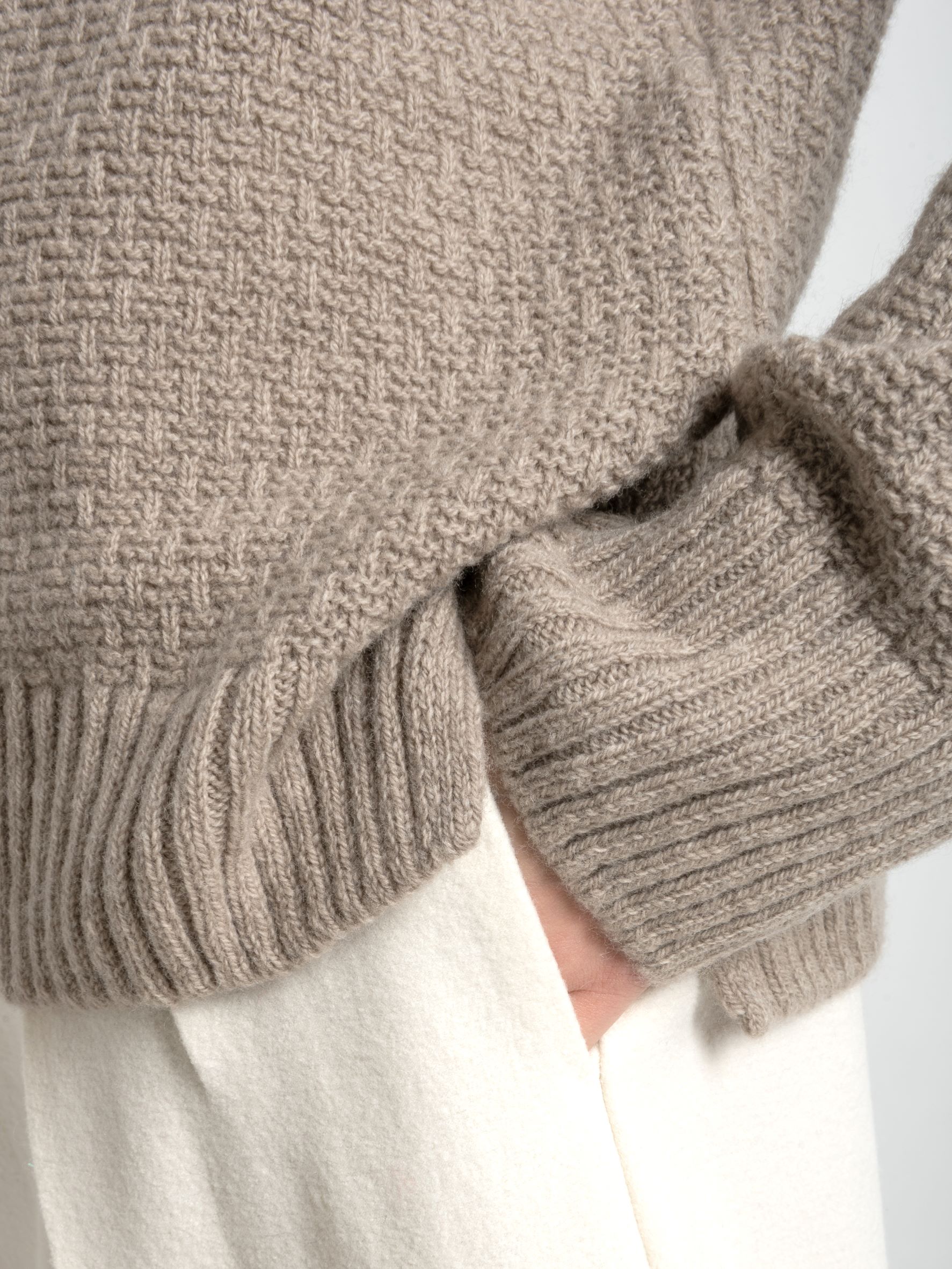 Golf z wełny merynosa - ESSENTIAL No 1 taupe Golf z wełny merynosa ESSENTIAL No 1 taupe - zbliżenie na wykończenie rękawa