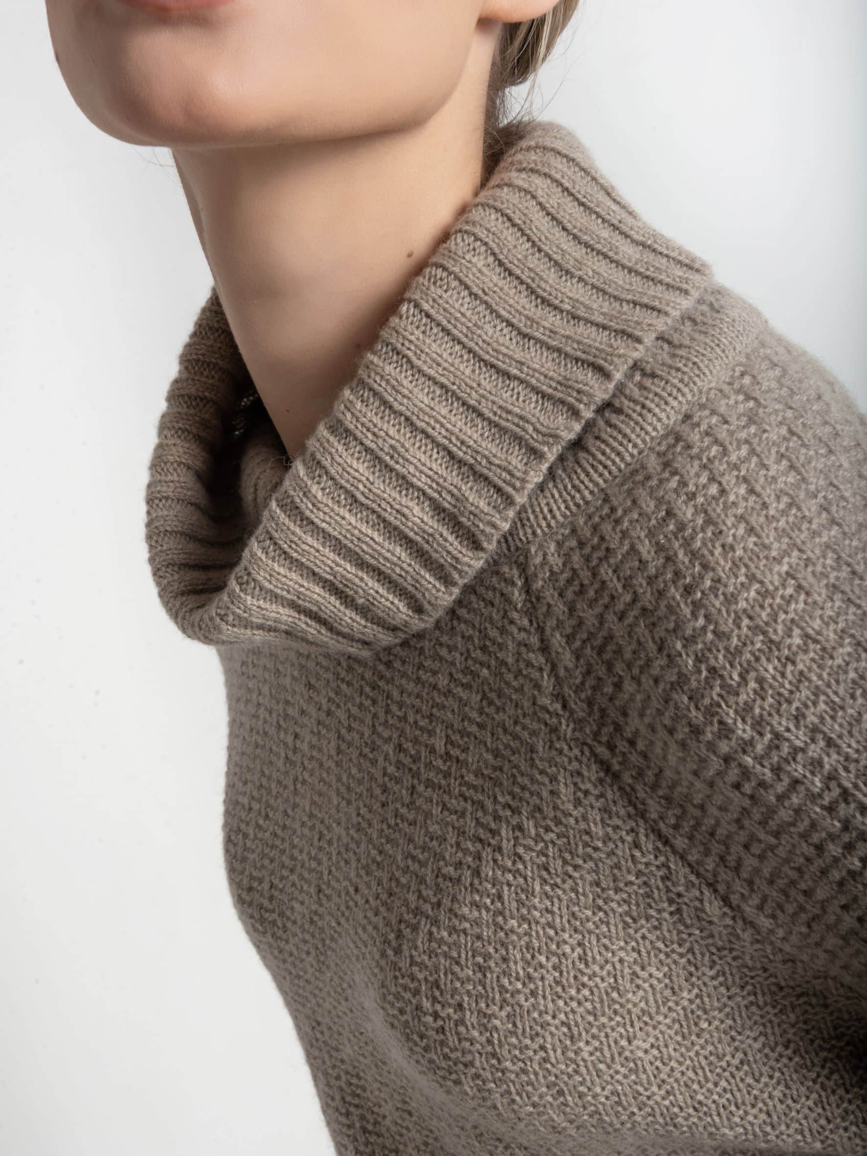 Golf z wełny merynosa - ESSENTIAL No 1 taupe Golf z wełny merynosa ESSENTIAL No 1 taupe - zbliżenie na wykończenie dekoltu