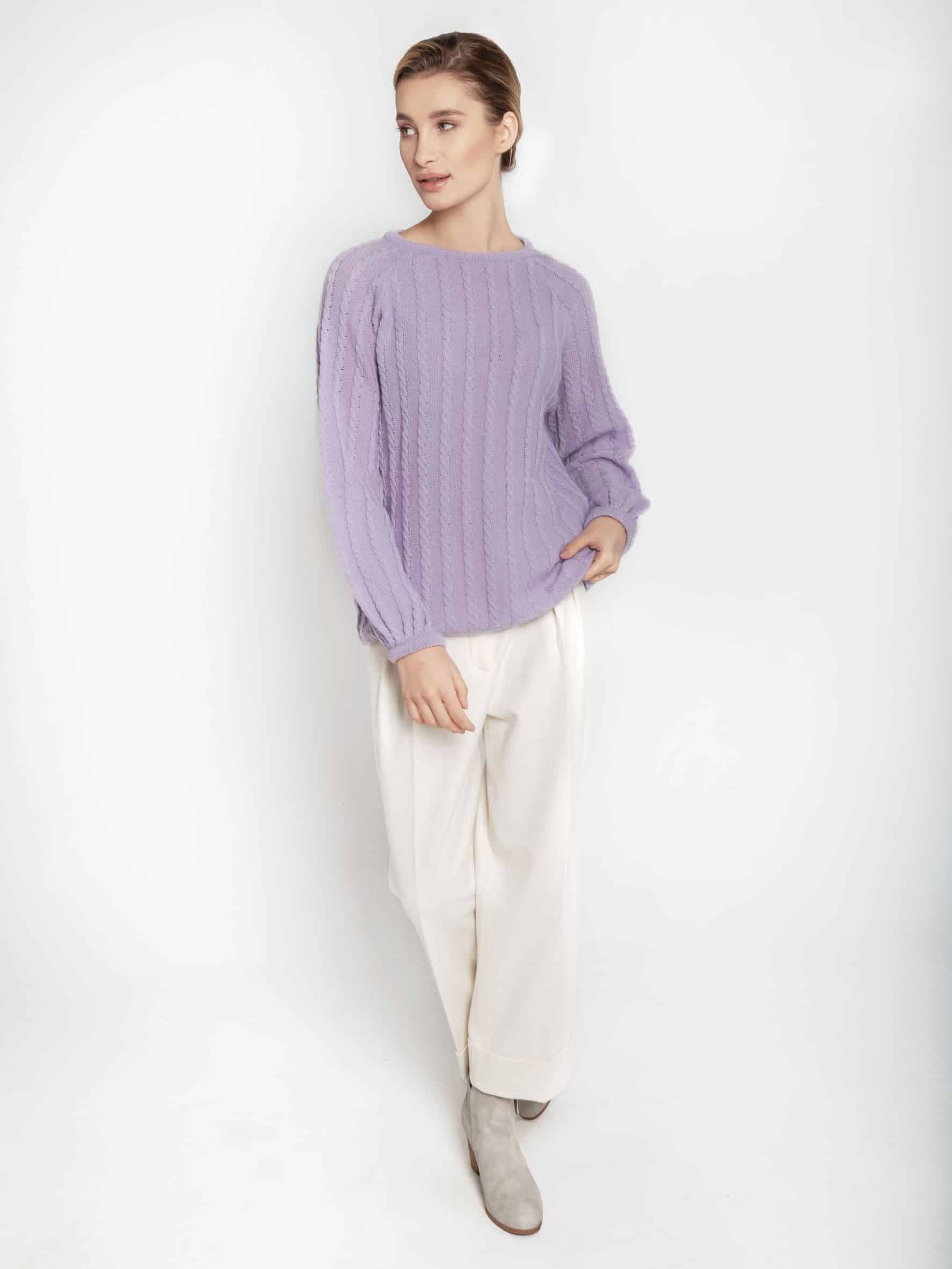 Sweter z wełny merynosa i kaszmiru - ESSENTIAL No 1 liliowy Liliowy sweter z merynosa i kaszmiru ESSENTIAL No 1 z warkoczowym splotem i bufiastymi rękawami zestawiony z białymi spodniami i szarymi botkami