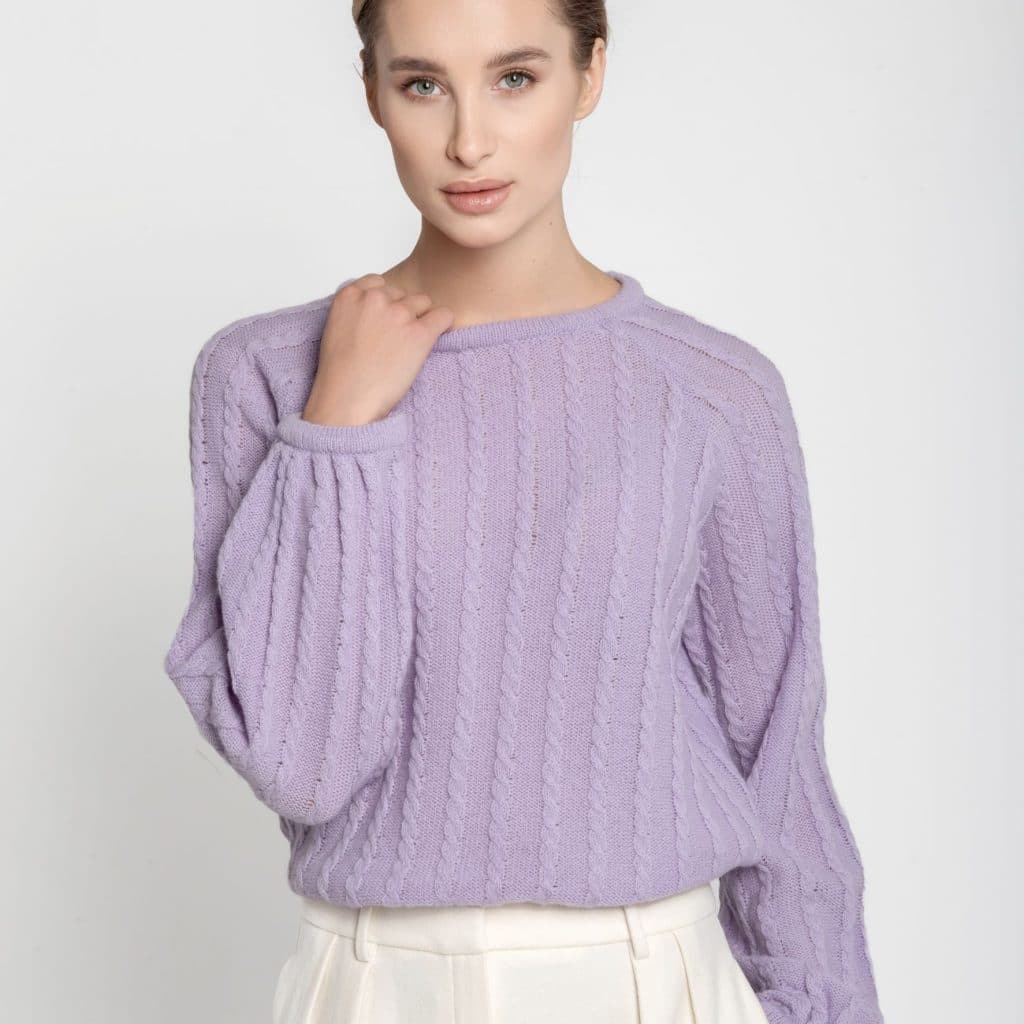 Liliowy sweter z wełny merynosa i kaszmiru ESSENTIAL No 1 zestawiony z białymi spodniami