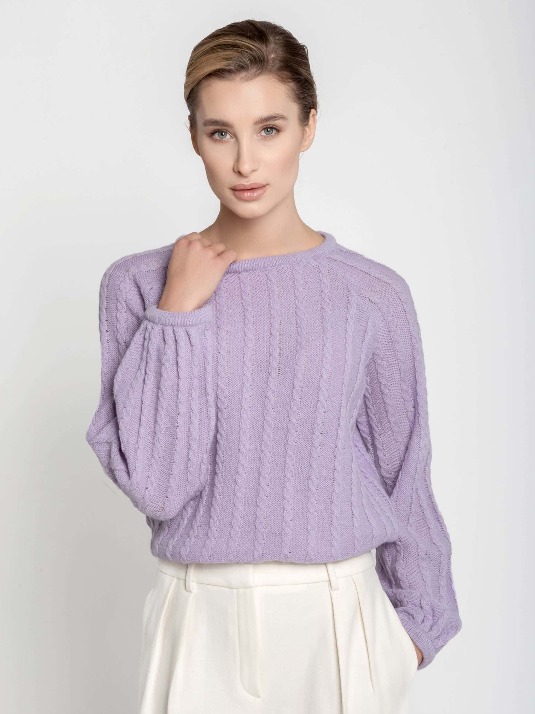 Sweter z wełny merynosa i kaszmiru - ESSENTIAL No 1 liliowy Liliowy sweter z wełny merynosa i kaszmiru ESSENTIAL No 1 zestawiony z białymi spodniami