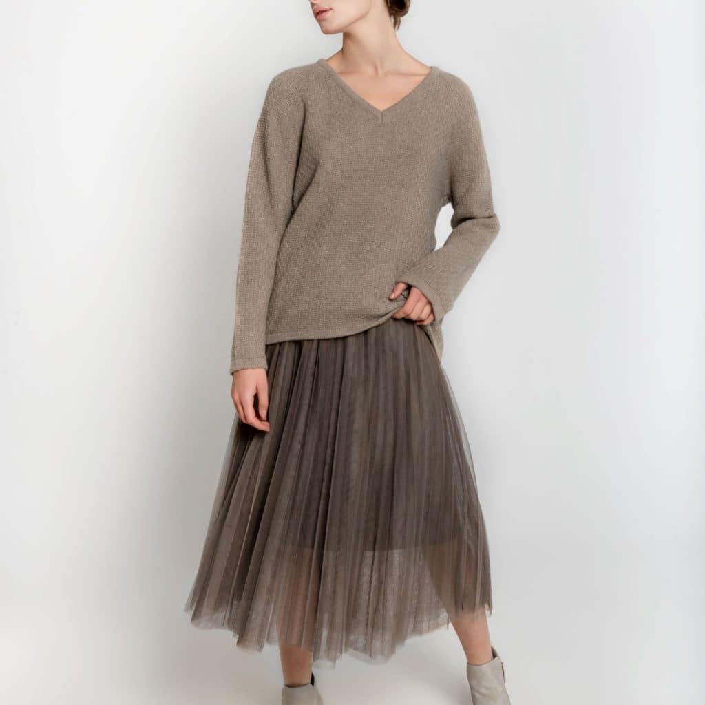 Sweter z wełny merynosa ESSENTIAL V-NECK No 1 taupe zestawiony ze zwiewną brązową spódnicą i szarymi botkami