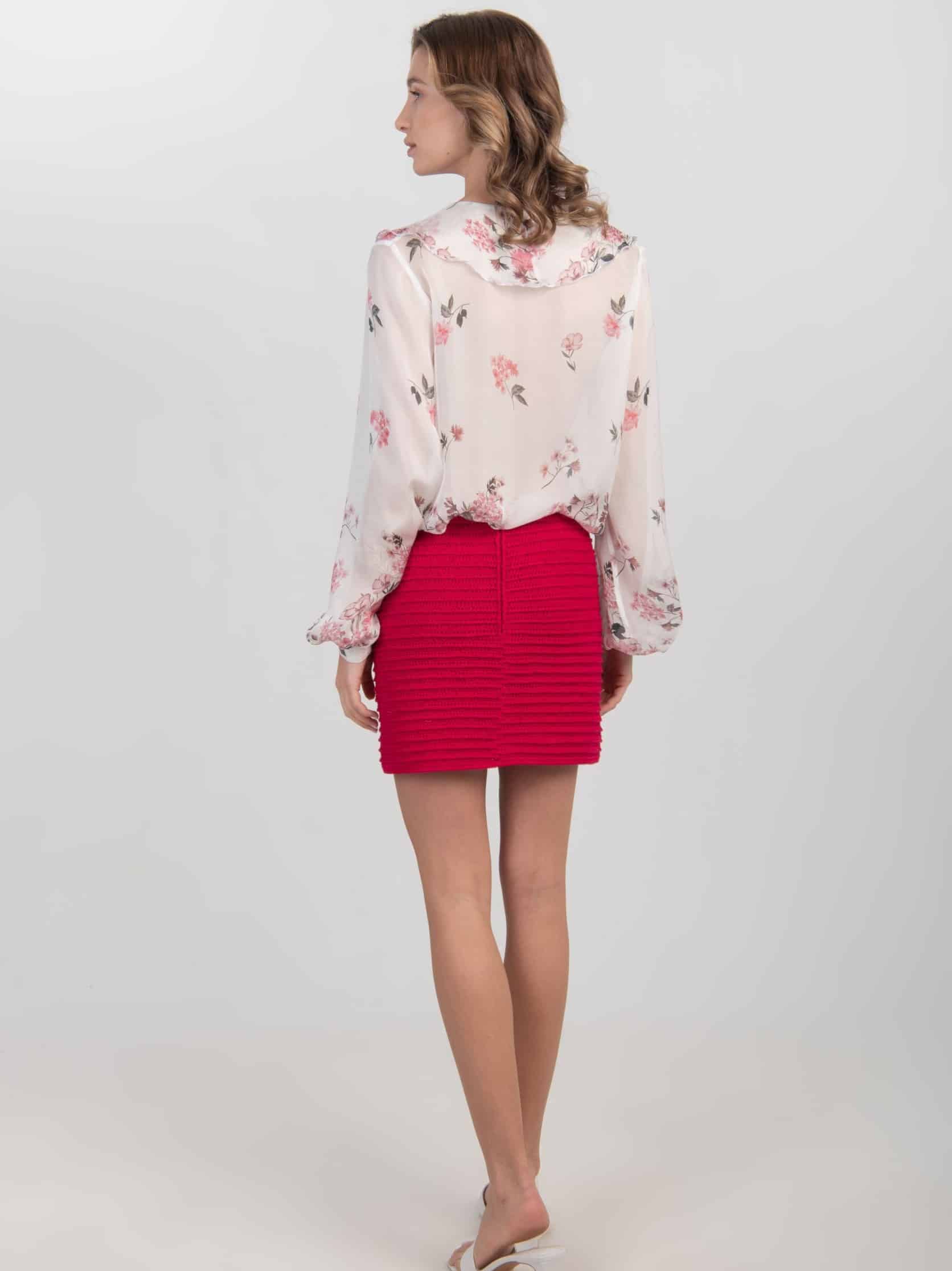 Szydełkowa mini spódniczka z bawełny HANDMADE - BLOOMING SKIRT No 2 Czerwona mini spódnica ręcznie robiona na szydełku z bawełny BLOOMING SKIRT No 2 z tyłu zestawiona z kwiecistą koszulą