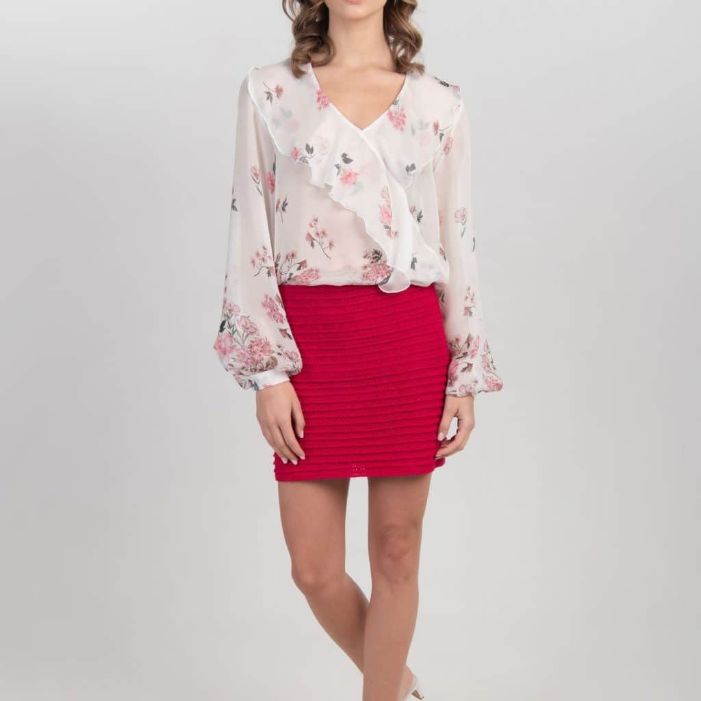 Czerwona mini ręcznie robiona na szydełku z bawełny BLOOMING SKIRT No 2 zestawiona z kwiecistą koszulą i białymi klapkami