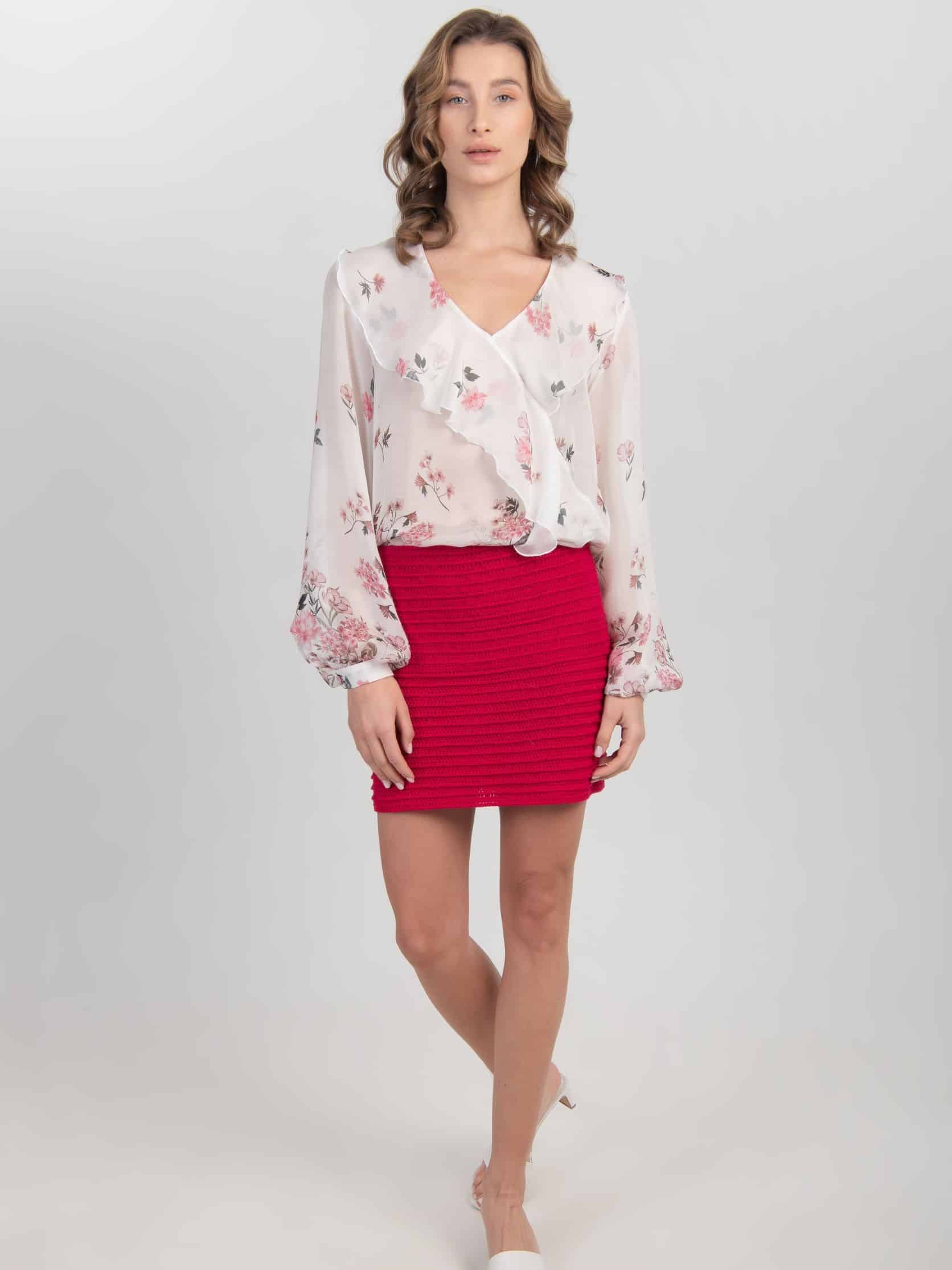 Szydełkowa mini spódniczka z bawełny HANDMADE - BLOOMING SKIRT No 2 Czerwona mini ręcznie robiona na szydełku z bawełny BLOOMING SKIRT No 2 zestawiona z kwiecistą koszulą i białymi klapkami