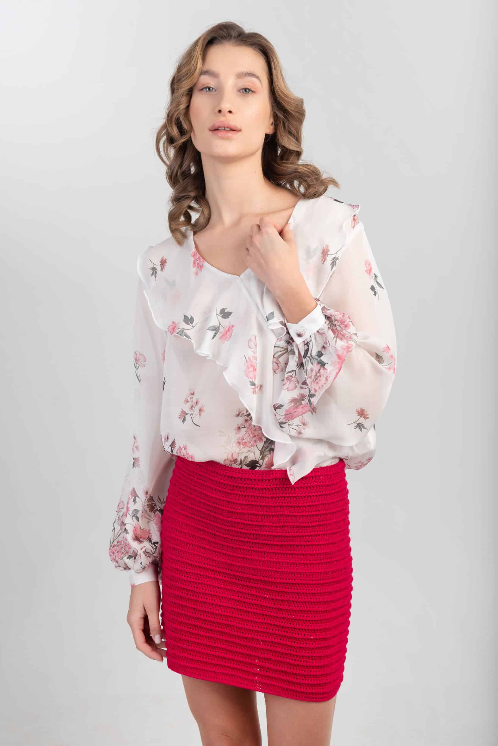 Szydełkowa mini spódniczka z bawełny HANDMADE - BLOOMING SKIRT No 2 Czerwona mini spódniczka ręcznie robiona na szydełku z bawełny BLOOMING SKIRT No 2 zestawiona z kwiecistą koszulą