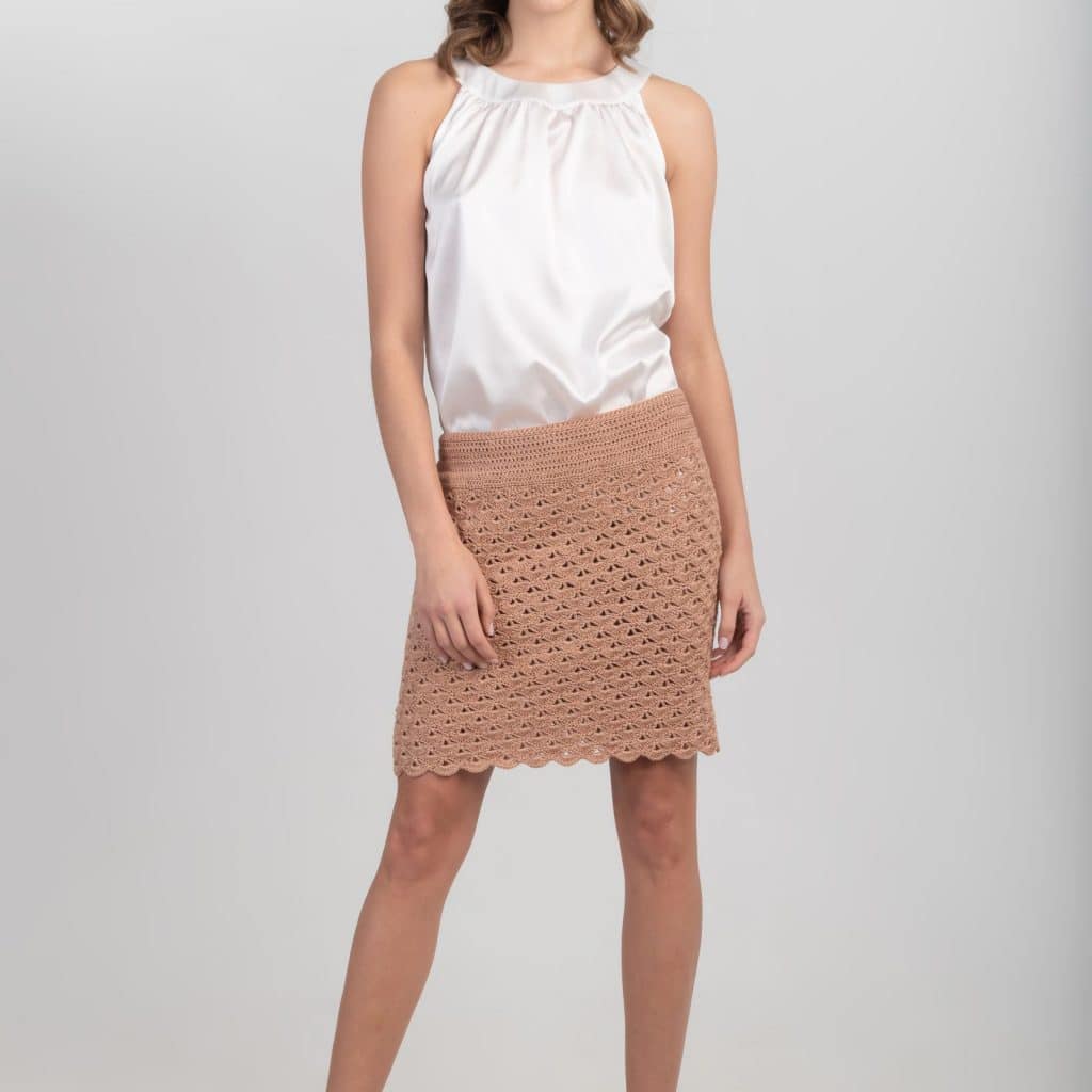 Beżowa mini spódnica ręcznie robiona na szydełku z bawełny BLOOMING SKIRT No 2 zestawiona z białą bluzką bez rękawów i beżowymi sandałami