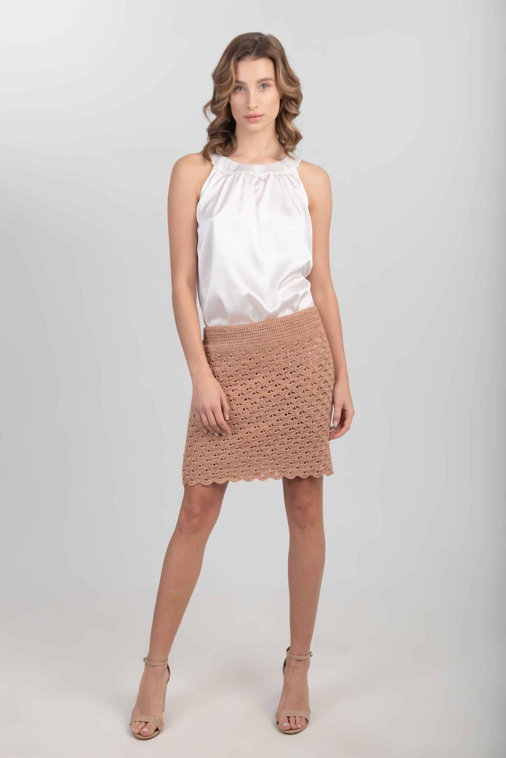 Szydełkowa mini spódniczka z bawełny HANDMADE - BLOOMING SKIRT No 2 Beżowa mini spódnica ręcznie robiona na szydełku z bawełny BLOOMING SKIRT No 2 zestawiona z białą bluzką bez rękawów i beżowymi sandałami