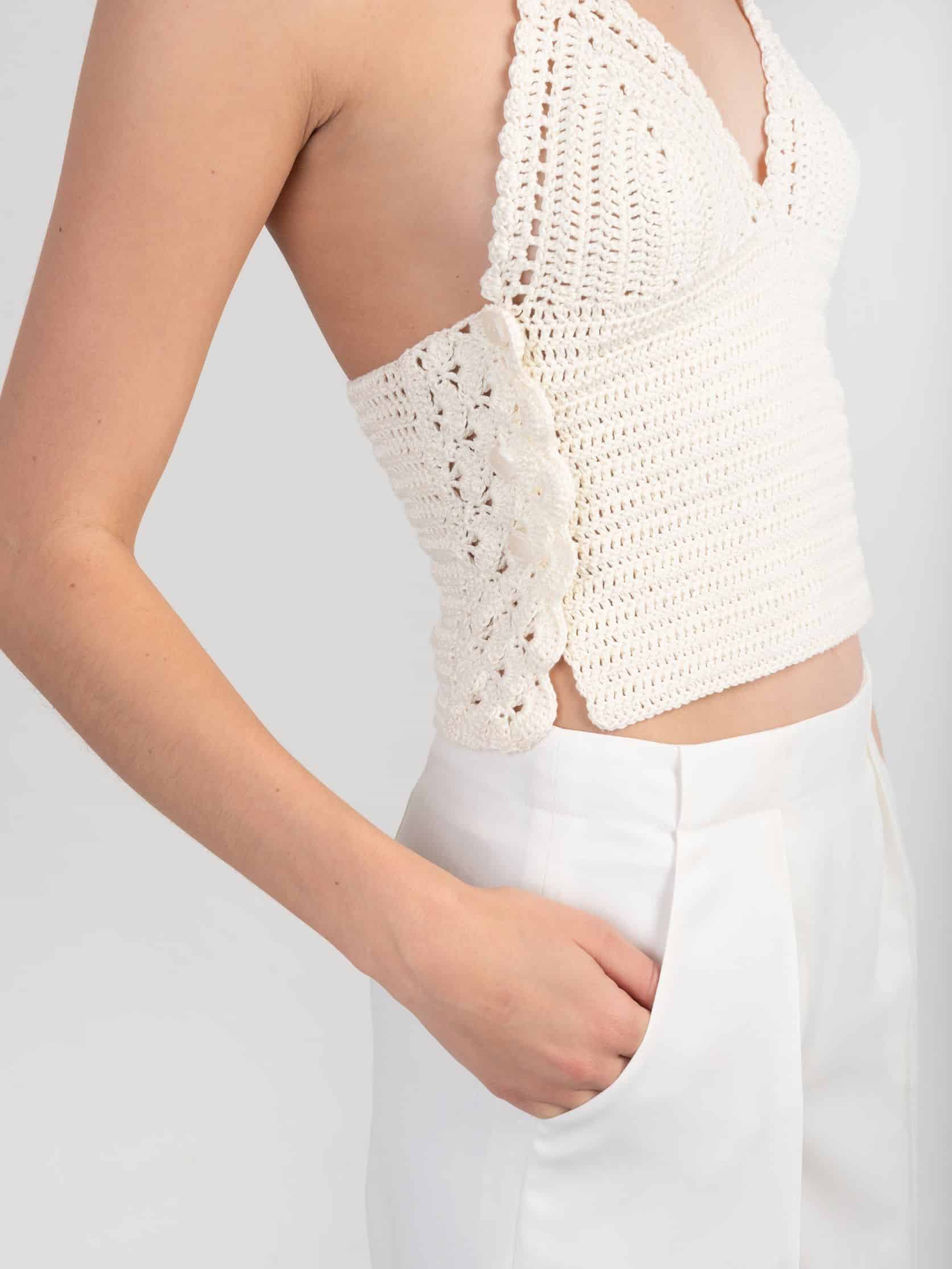 Szydełkowy top z bawełny HANDMADE - BLOOMING Biały szydełkowy top z bawełny BLOOMING z boku