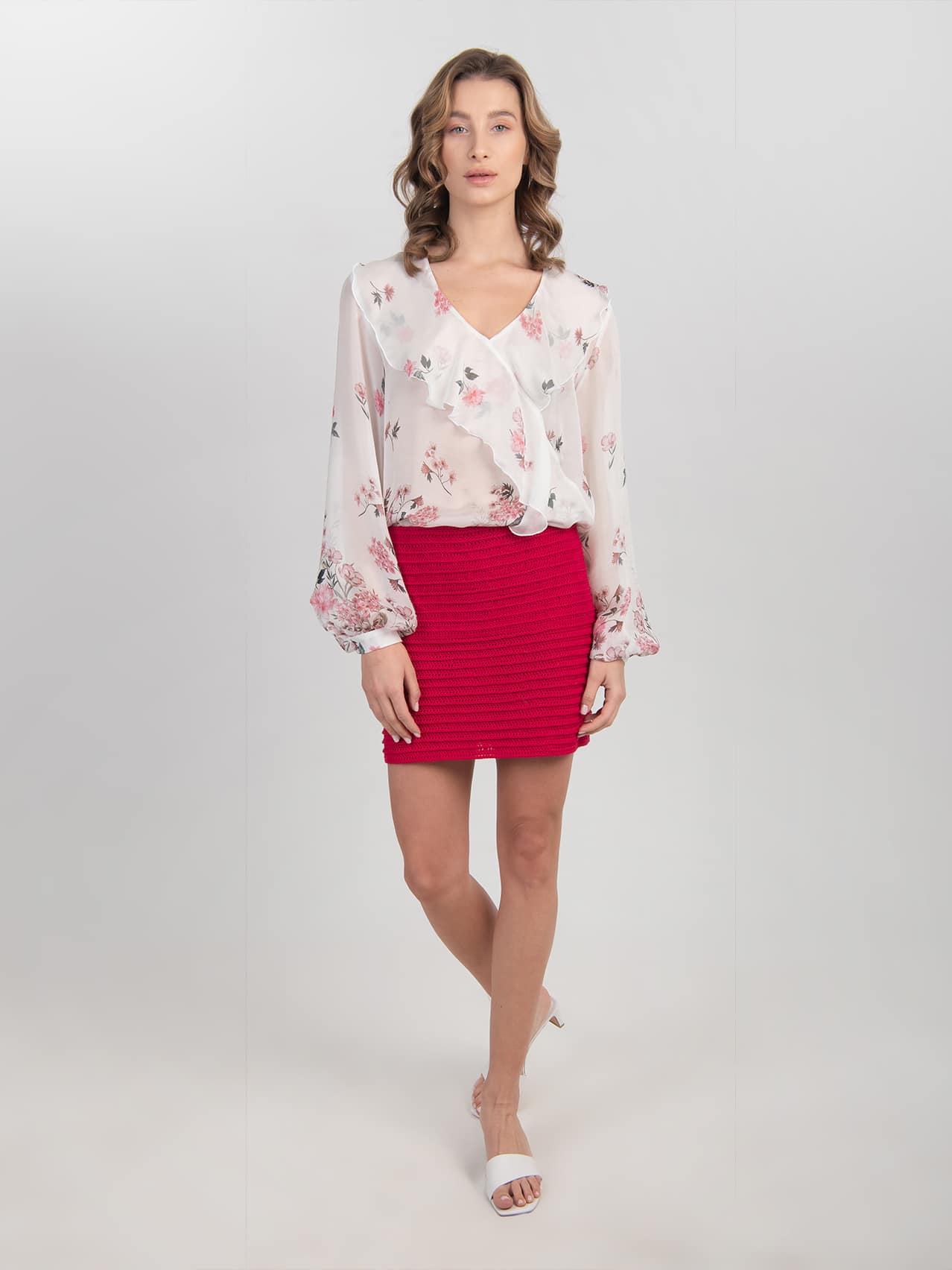 Jedwabno-bawełniana bluzka z falbaną - LIMITED EDITION biała Biała kwiecista bluzka z jedwabiu i bawełny z falbaną i bufiastymi rękawami zestawiona z czerwoną spódnicą i białymi klapkami na obcasie