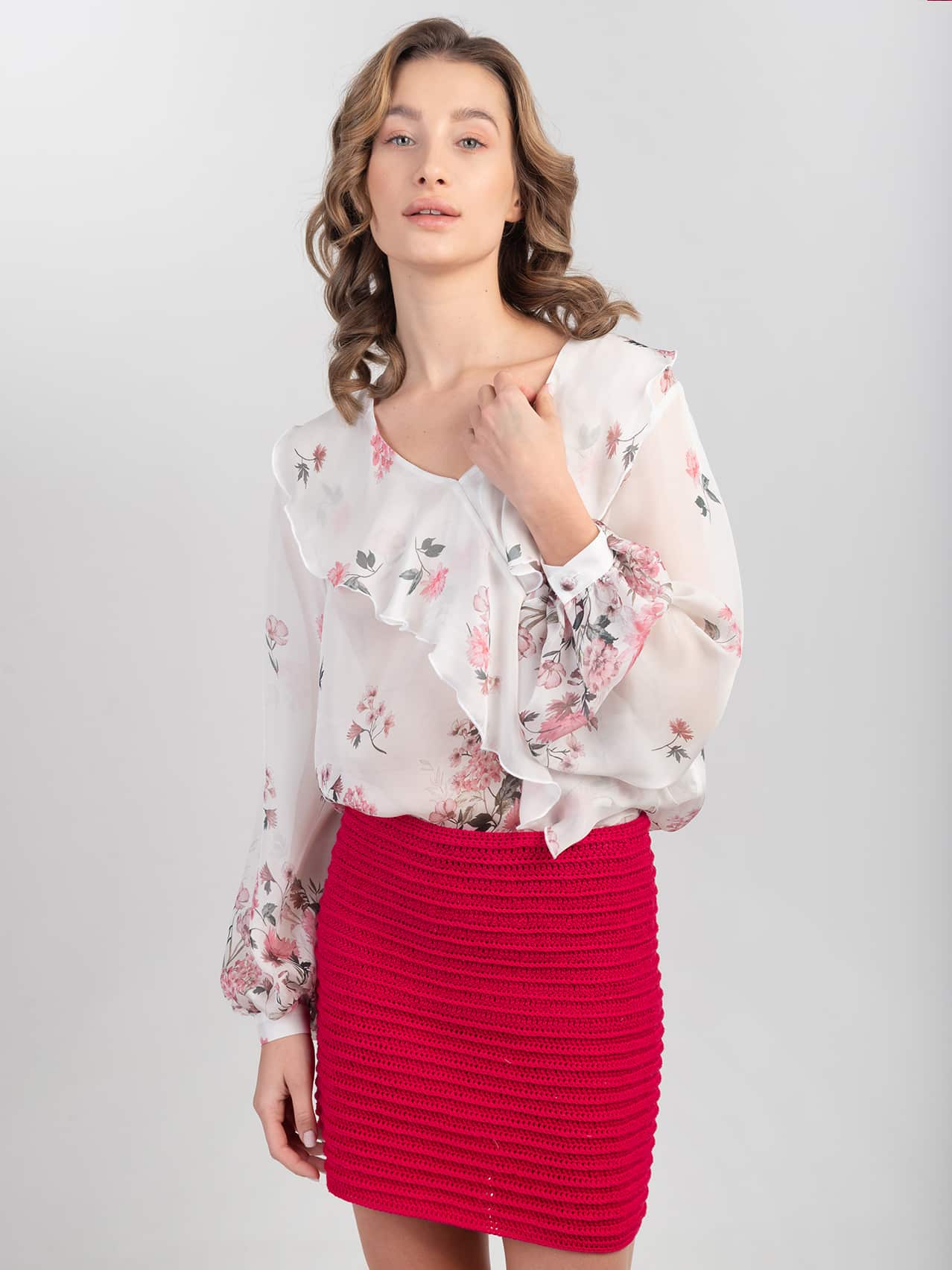 Jedwabno-bawełniana bluzka z falbaną LIMITED EDITION Bluzka z jedwabiu i bawełny z kwiatowym nadrukiem i falbaną z limitowanej kolekcji zestawiona z czerwoną szydełkową spódnicą