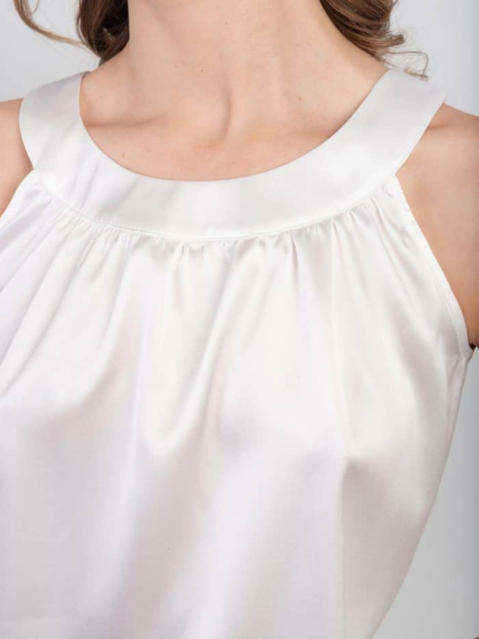 Jedwabna bluzka bez rękawów Biała jedwabna bluzka bez rękawów - zbliżenie na wykończenie dekoltu