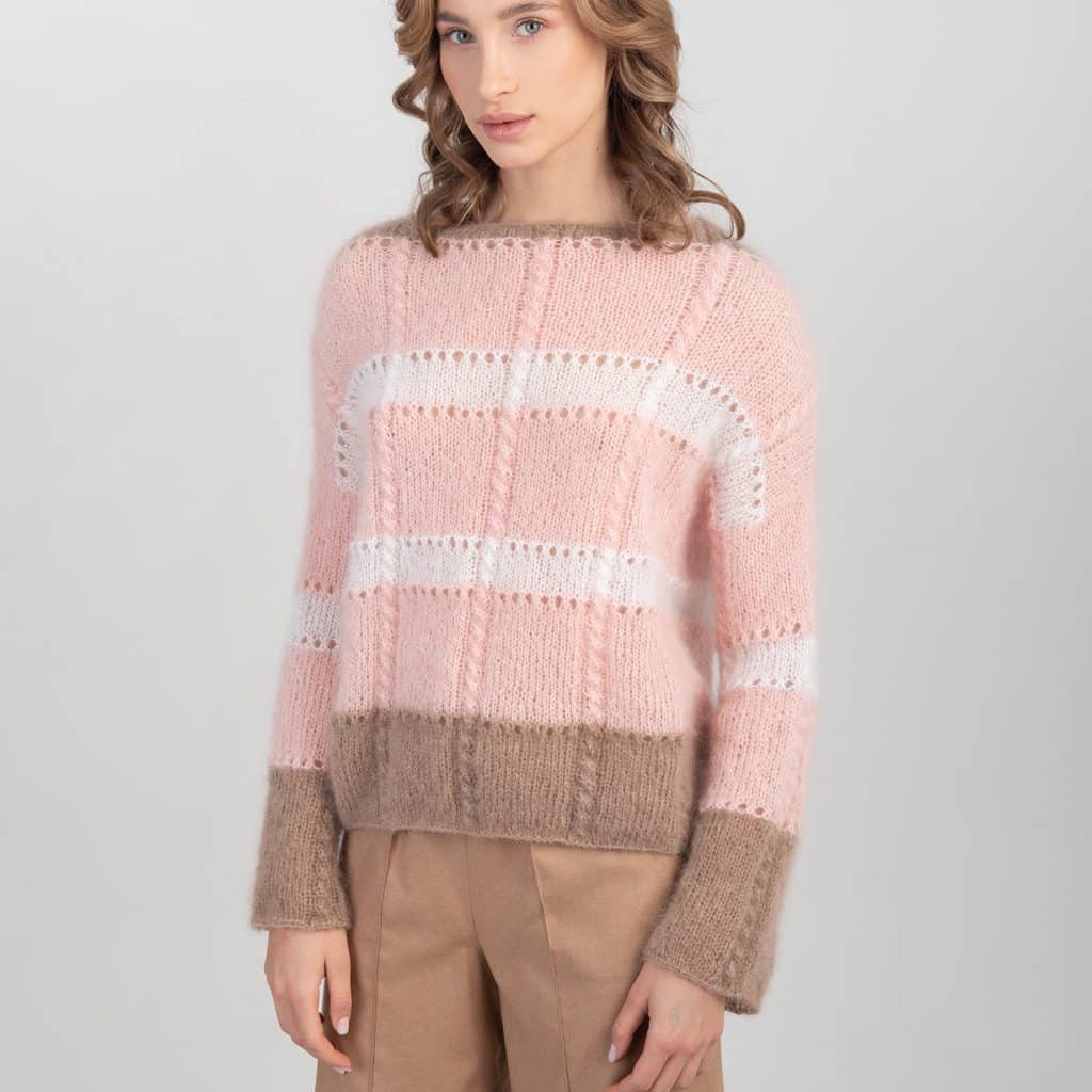 Moherowy sweter Bloomng No 1 w paski zestawiony z beżowymi szortami