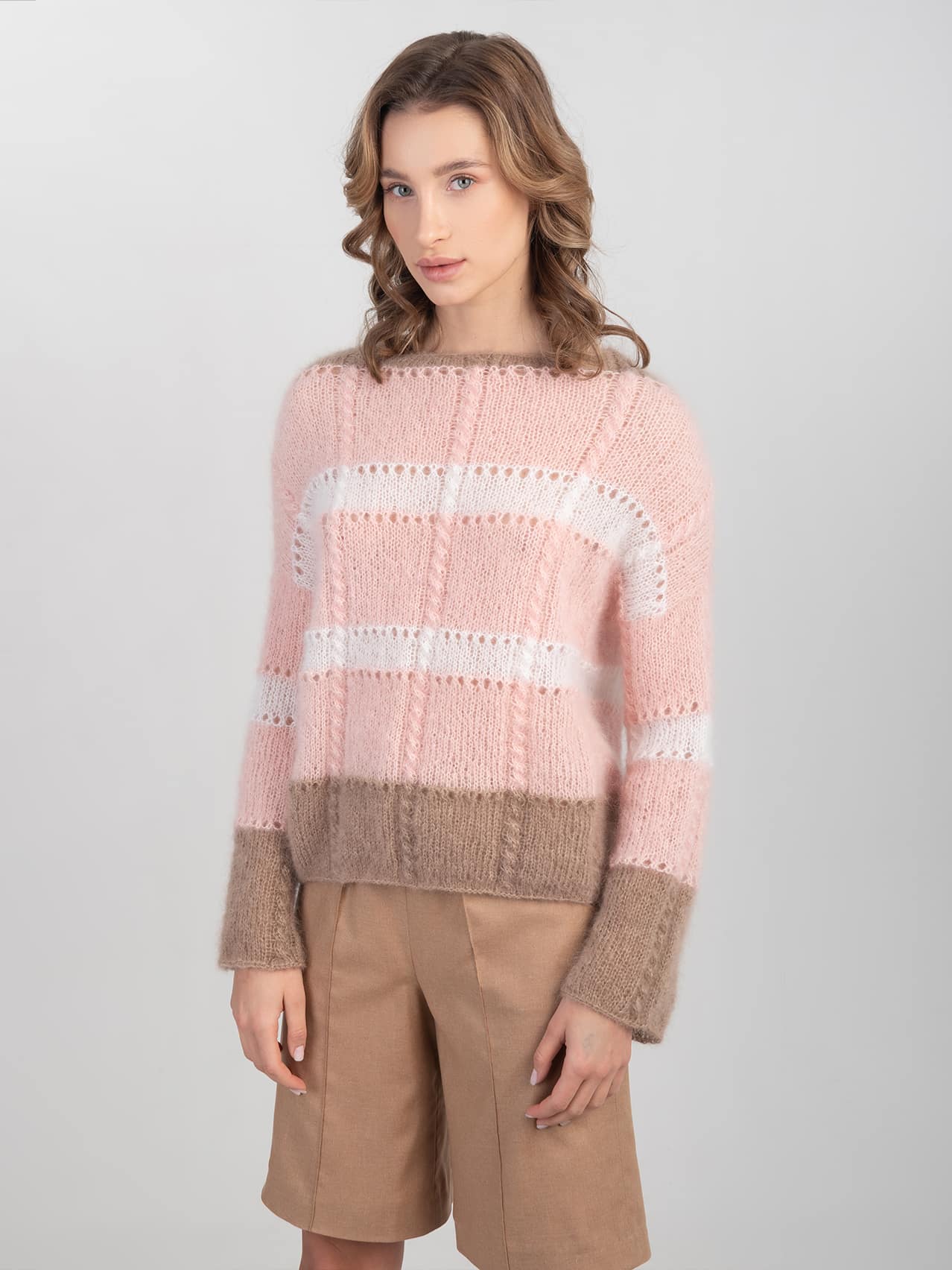 Moherowy sweter HANDMADE - BLOOMING No 1 Moherowy sweter Bloomng No 1 w paski zestawiony z beżowymi szortami