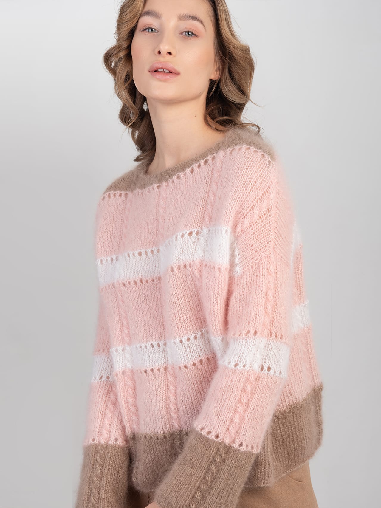 Moherowy sweter HANDMADE - BLOOMING No 1 Moherowy sweter ręcznie robiony na drutach w paski w kolorach białym, różowym i brązowym Blooming no 1 na modelce