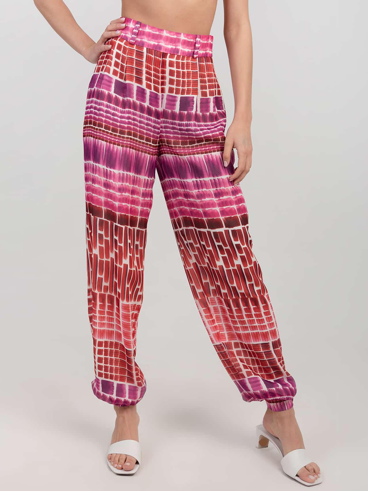 Wzorzyste spodnie z jedwabiu z limitowanej edycji Wzorzyste spodnie z jedwabiu w odcieniach czerwieni i różu z wysokim stanem i bufiastymi nogawkami