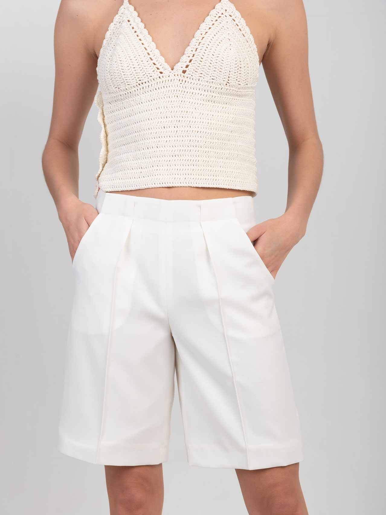 Wełniane szorty w śmietankowej bieli Białe wełniane szorty zestawione z szydełkowym topem