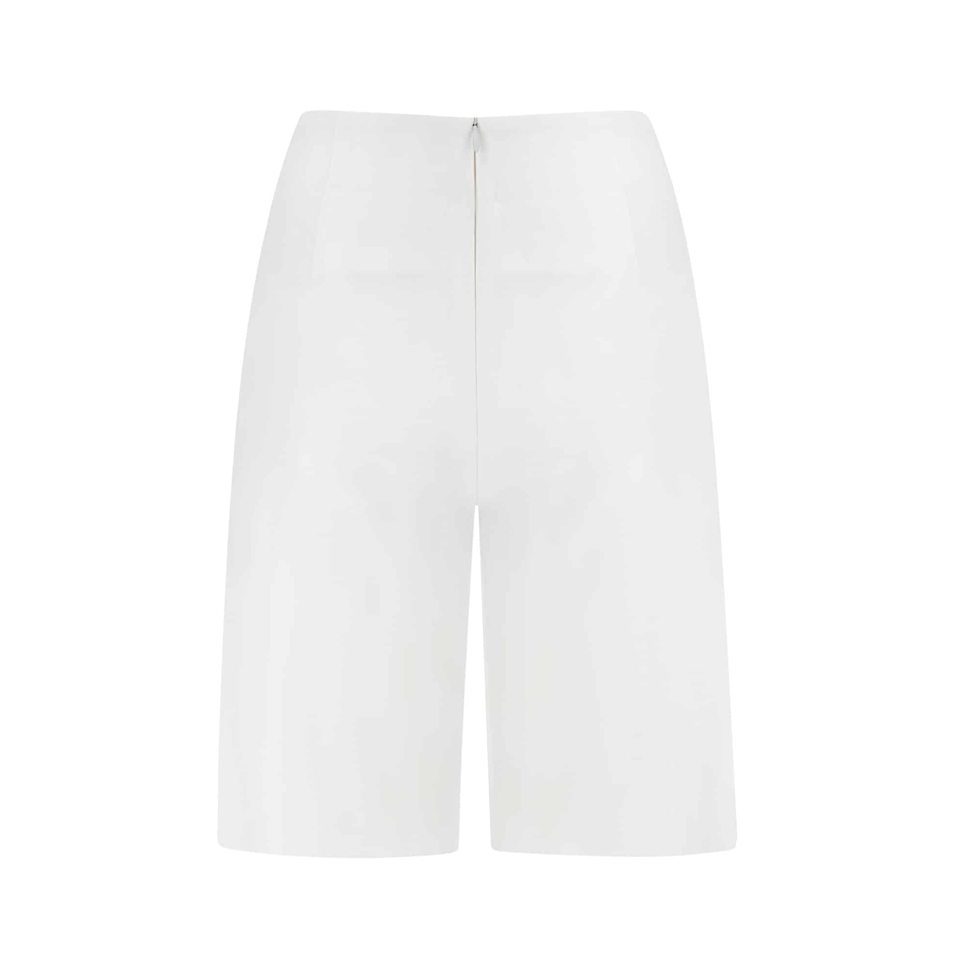 Wełniane szorty w śmietankowej bieli Białe wełniane szorty z tyłu